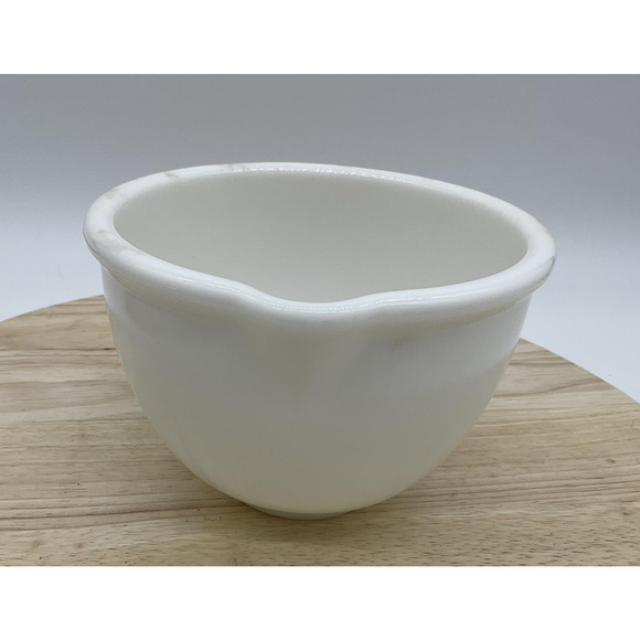 Vintage Milk Glass Mixing Bowl Aprox 6" Spouted 4.5" Tall Kitchenware Baking USA - Picture 2 of 7
